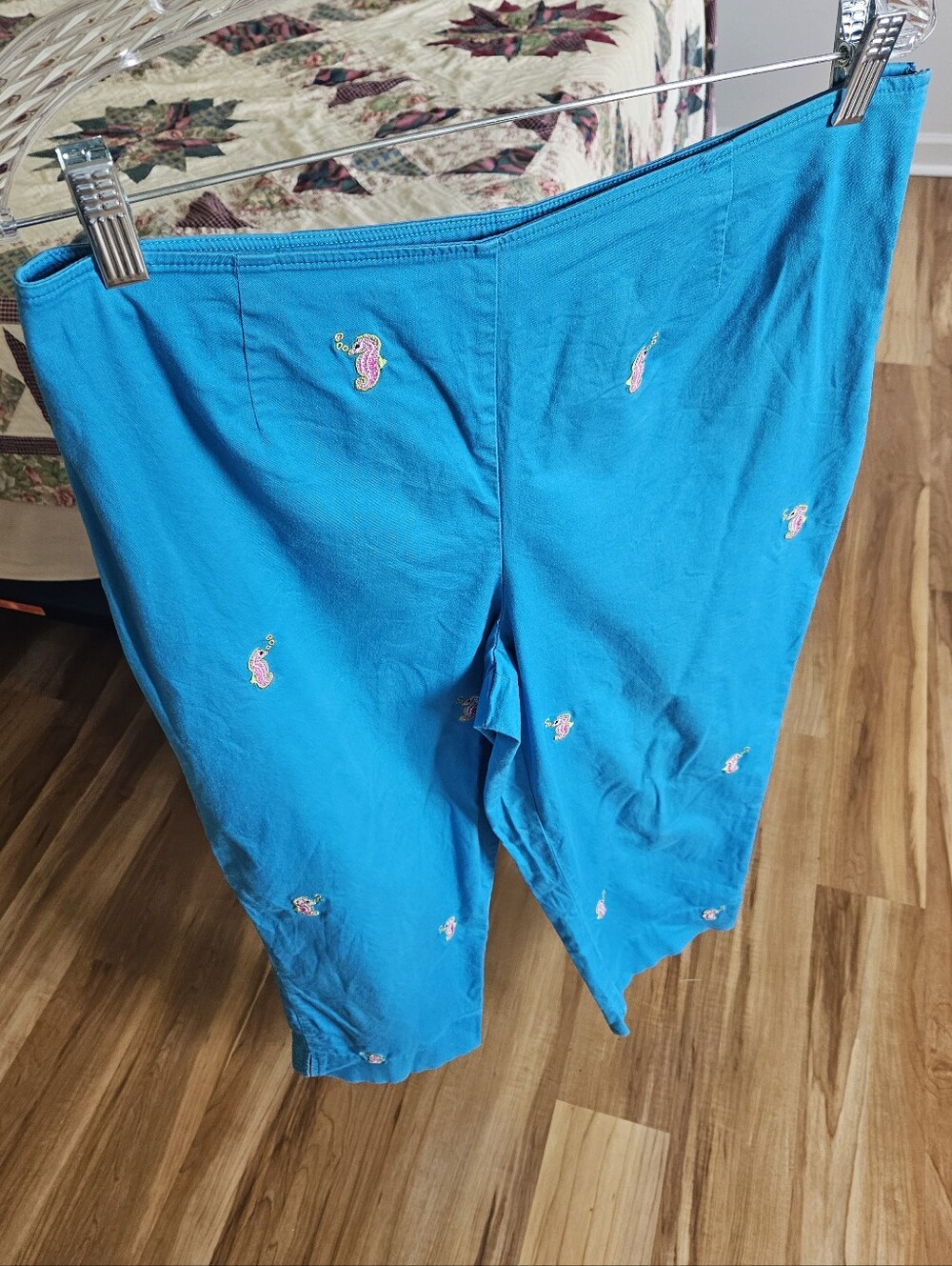 Vintage Cotton Embroidered Seahorse Clam Digger/Cropped Pants